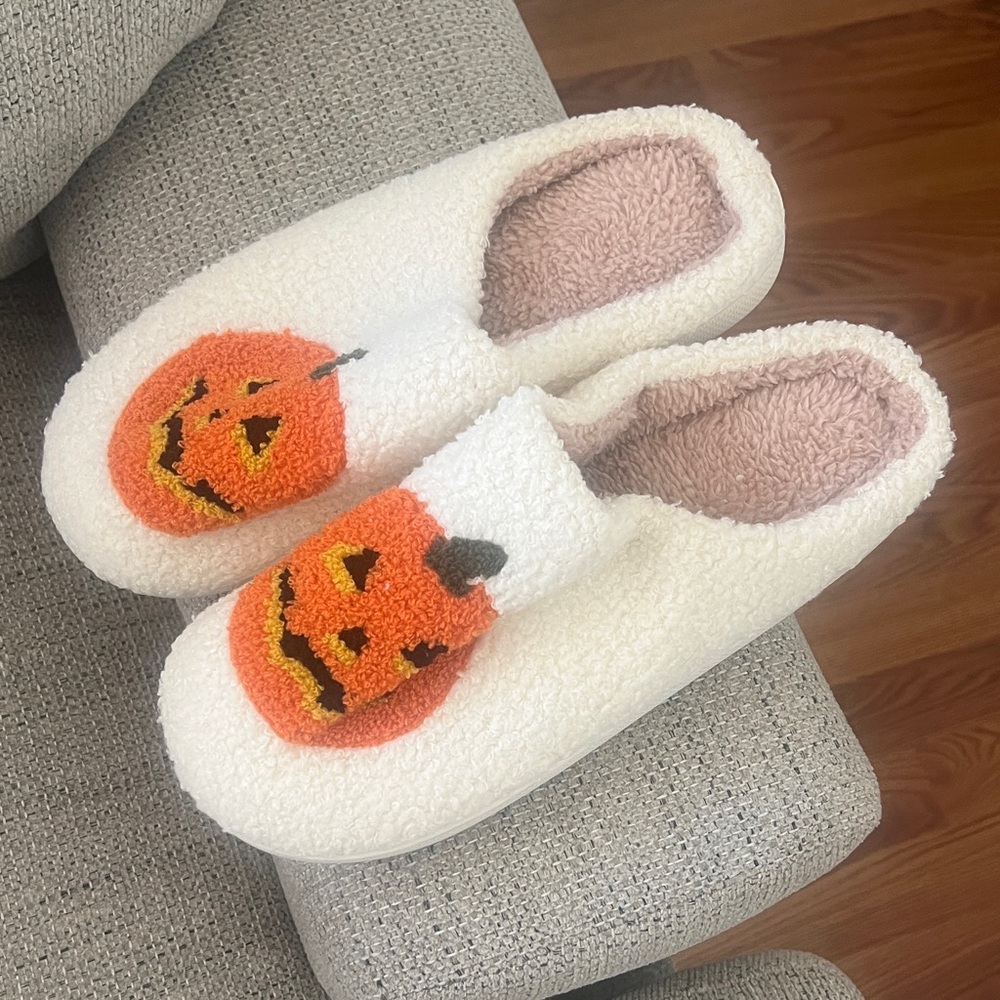 Unisex Pumpkin Face Slippers - White and Orange